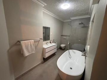 3 Bedroom Flat & Apartment