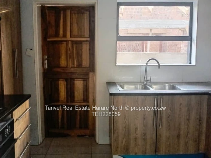 A Captivating house in Aspindale park With 4 beds,mes,lounge, dining,modern fitted kitchen.