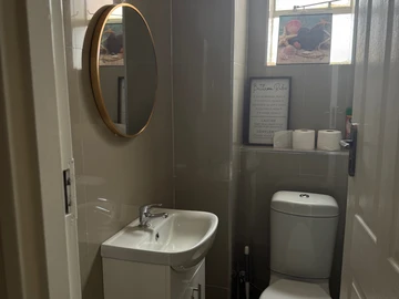 2 Bedroom Flat & Apartment