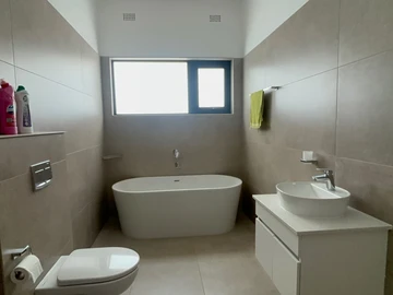 4 Bedroom Flat & Apartment