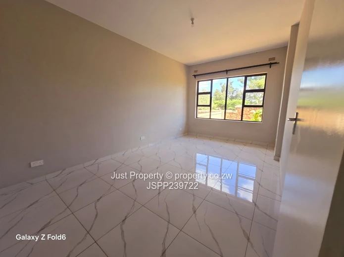 Modern 4-Bed Flat - Open Plan & Borehole in Gletwin Park