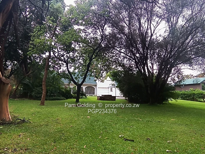 Stunning Waterfront Home – Peninsula Mazvikadei! (Sole Mandate)