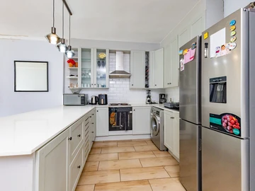 2 Bedroom Flat & Apartment