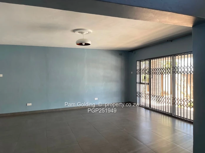 Spacious Family Home In Rockview (Sole Mandate)
