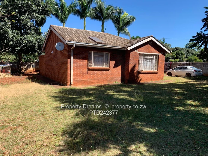 Westgate Area D 2-Bed Brick Home — Parquet Floors & Garage