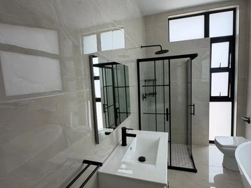 4 Bedroom Flat & Apartment