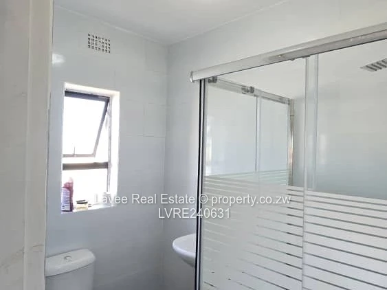 1,800m² OF UNCOMPROMISED LIVING – SOLAR, BOREHOLE & A GUEST SUITE IN THE HEIGHTS