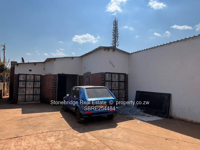 5 Bedroomed House in Emganwini For Sale