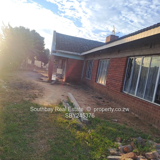 Lovely home in a secure, well-kept environment! Grab an opportunity. (Sole Mandate)