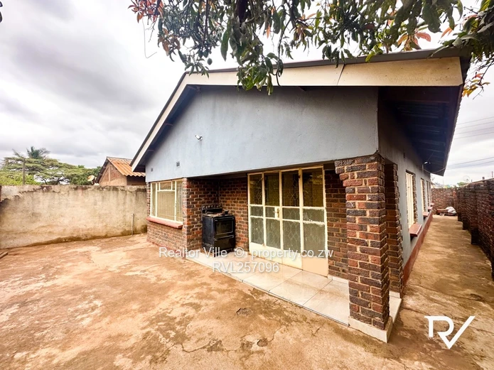 Bright 5-Bed Warren Park Home with Tiled Living & Borehole