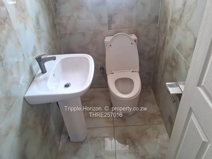 Glaudina 2-Bed Home - Borehole, Freestanding Tub & Stylish Dining