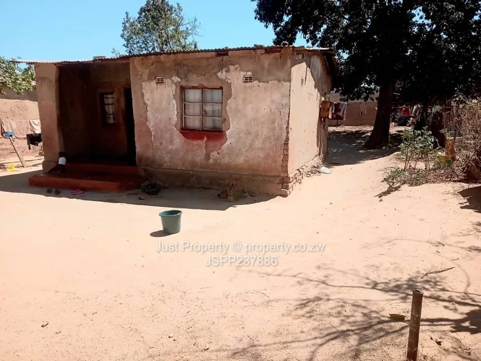 2-Bed House in Chitungwiza Renovators delight (Sole Mandate)