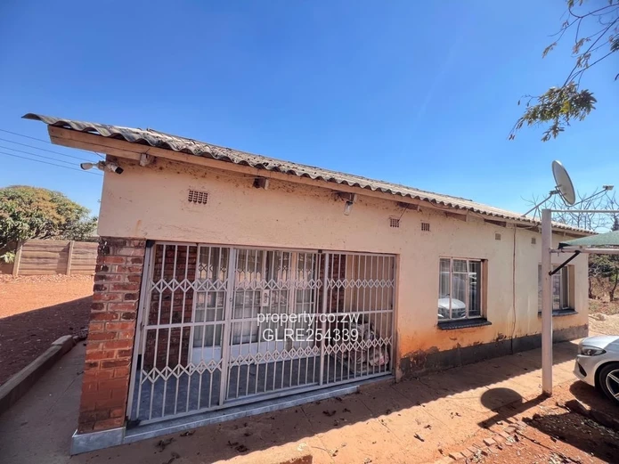 3-Bed House Marimba Park — Walled 2000m², Tank & Solar