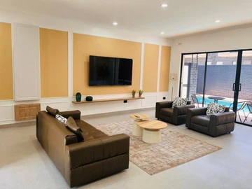 2 Bedroom Flat & Apartment