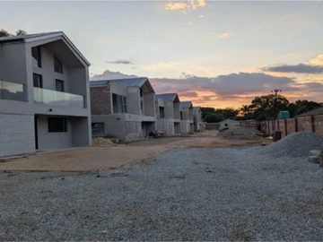4 Bedroom Flat & Apartment