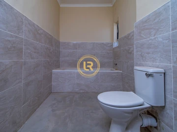 2 Bedroom Flat & Apartment