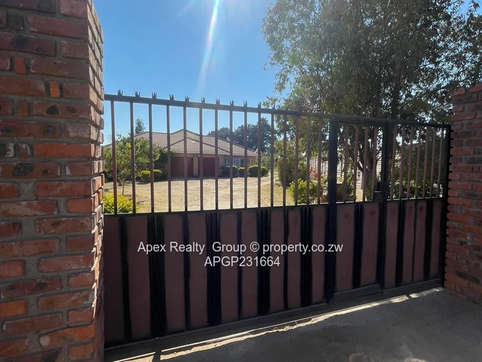 Hatfield House for Sale: Luxurious Family Home with Self-Contained Cottage