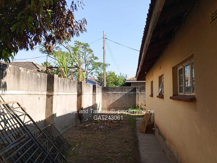 4 Bedroomed house For Sale In Mainway Meadows