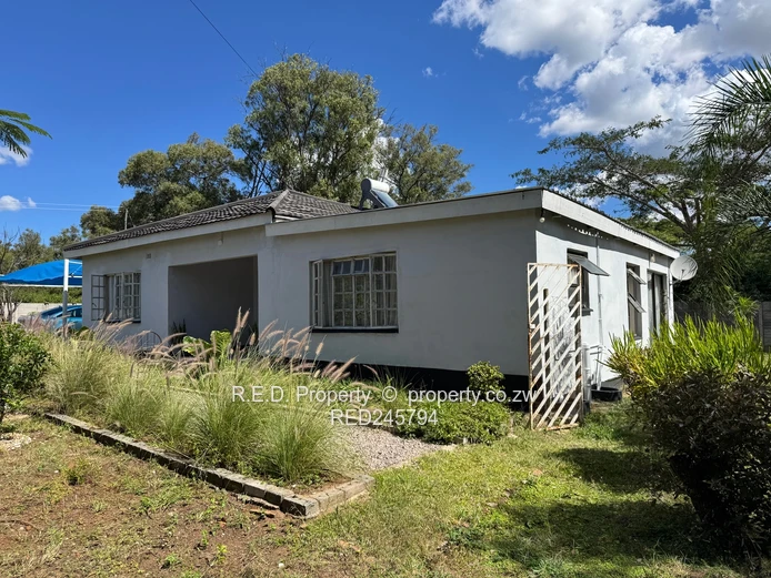 Family Home In The Heart of Burnside!