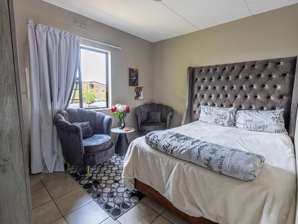 2 Bedroom Flat & Apartment