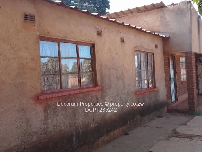 6-Bed Fixer on 276m² with Walled Yard in Kuwadzana