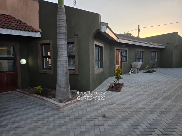 Paved Courtyard 2-Bed Glen View — Walled & Fitted Kitchen