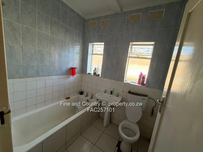 Hillside 5-Bed Home in Brilliant Location