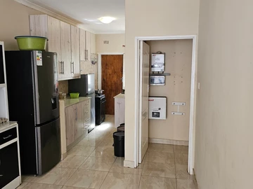 2 Bedroom Flat & Apartment