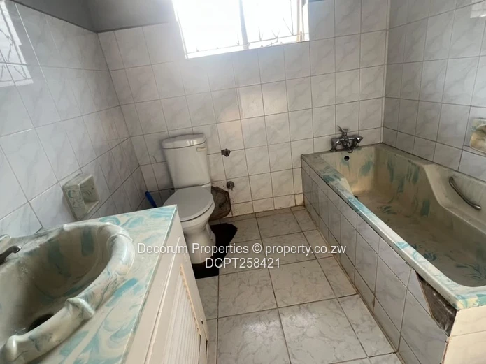 Spacious 4-Bed Vainona Home with Large Garden & Solar