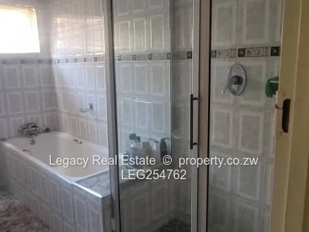 3-Bed Westgate Flat – Tiled, Built-ins & Bar (Sole Mandate)