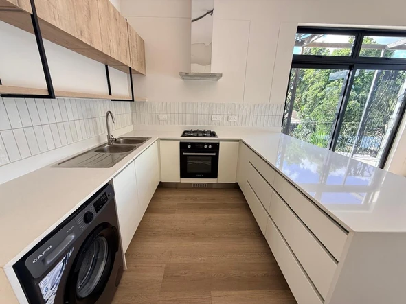 2 Bedroom Flat & Apartment