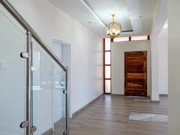 5 Bedroom Flat & Apartment