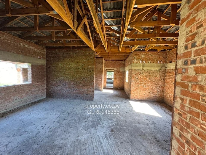 Unfinished 5-Bed 700 m² Home on 1 Acre in Bluff Hill