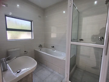 2 Bedroom Flat & Apartment