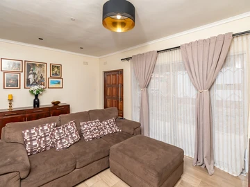 2 Bedroom Flat & Apartment