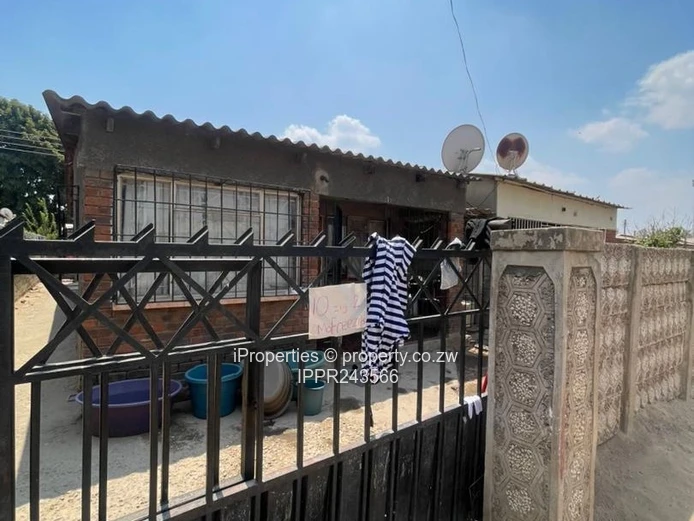 4-Bed House in Zengeza 2 with Secure Walled Yard (Sole Mandate)