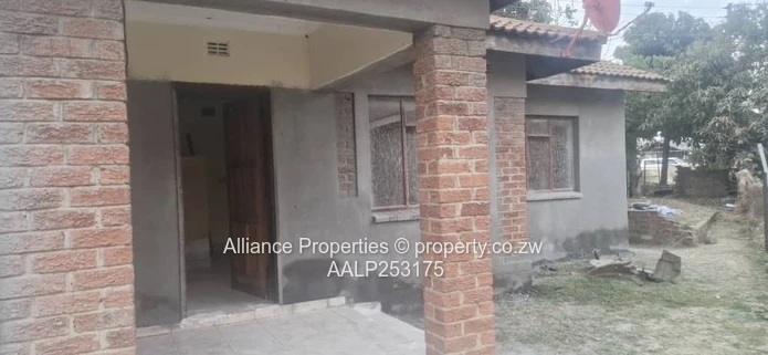 2-Bed Retreat: Tiled Veranda & Garden in Lenana Park