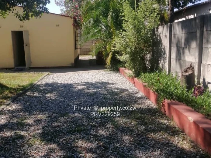 neat 2 bed cottage in Rujeko B , available from the 1st of November (Sole Mandate)