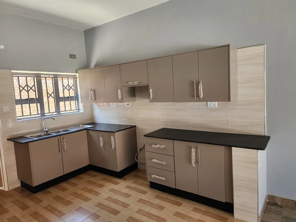 2 Bedroom Flat & Apartment