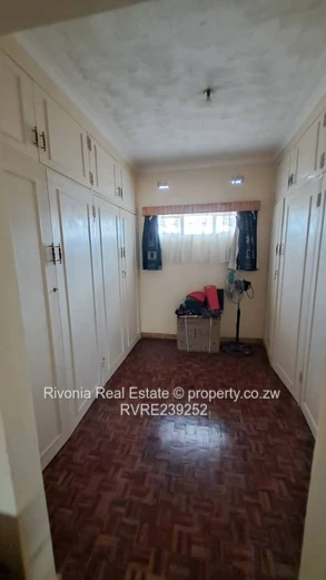 Emerald Hill: 4-Bed Home on 2030m² with Borehole