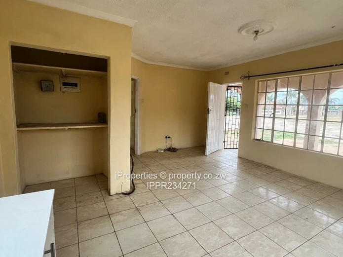 2,248m² stand comes with a neat 2-bedroom cottage 