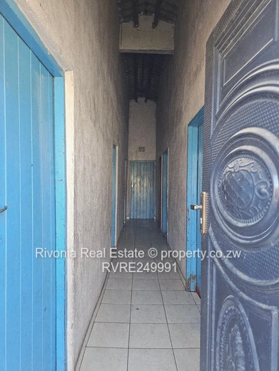 5-Bed Glen Norah Home — 300m² Land, Well-kept Interior
