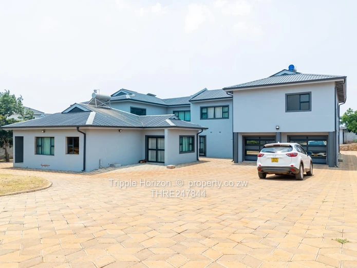 Spacious 6-Bed Family Home with Modern Kitchen & Borehole in Gletwin Park