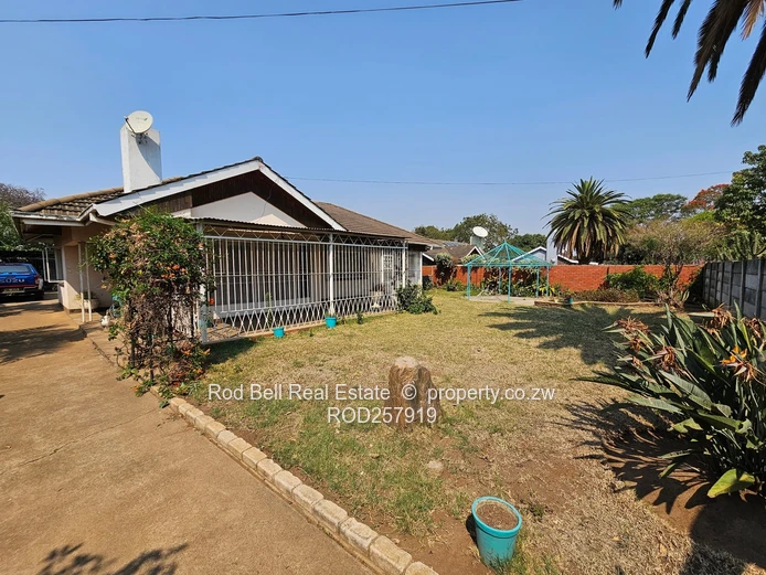 Braeside 3-Bed Family Home on 823m² — Garden & Garage