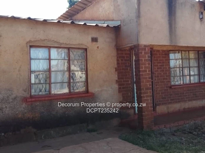 6-Bed Fixer on 276m² with Walled Yard in Kuwadzana