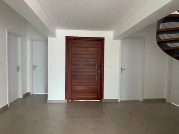 4 Bedroom Flat & Apartment