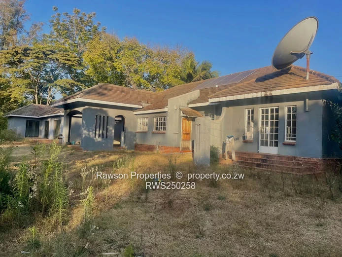 Borrowdale Family Home: 4 Beds, Pool, Borehole on 5,726m²