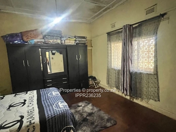 Prime 2,187sqm Property with Main House & Cottage