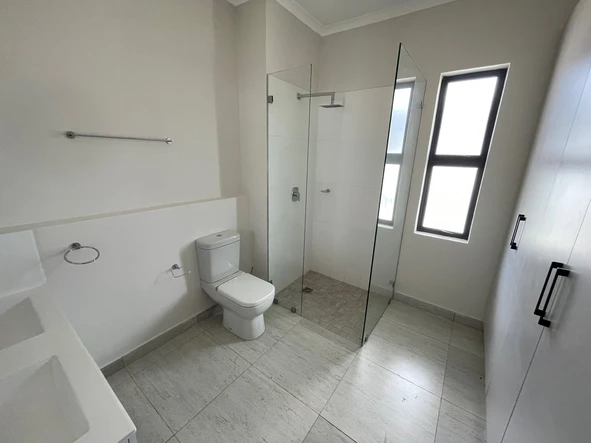 2 Bedroom Flat & Apartment