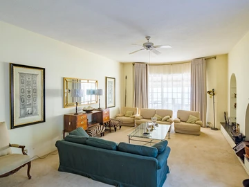 3 Bedroom Flat & Apartment